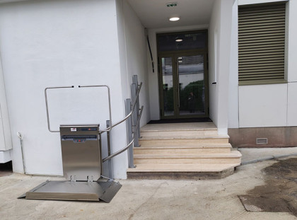 Installation d’une plateforme monte-escalier à l'école de commerce à Tours