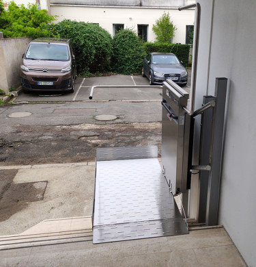 Installation d’une plateforme monte-escalier à l'école de commerce à Tours