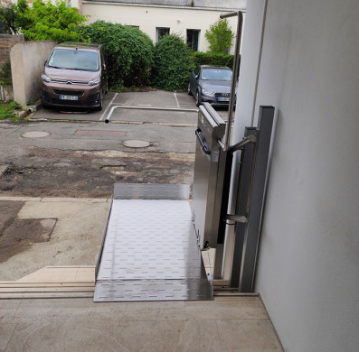 installation-plateforme-monte-escalier-ecole-Tours