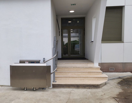 Installation d’une plateforme monte-escalier à l'école de commerce à Tours